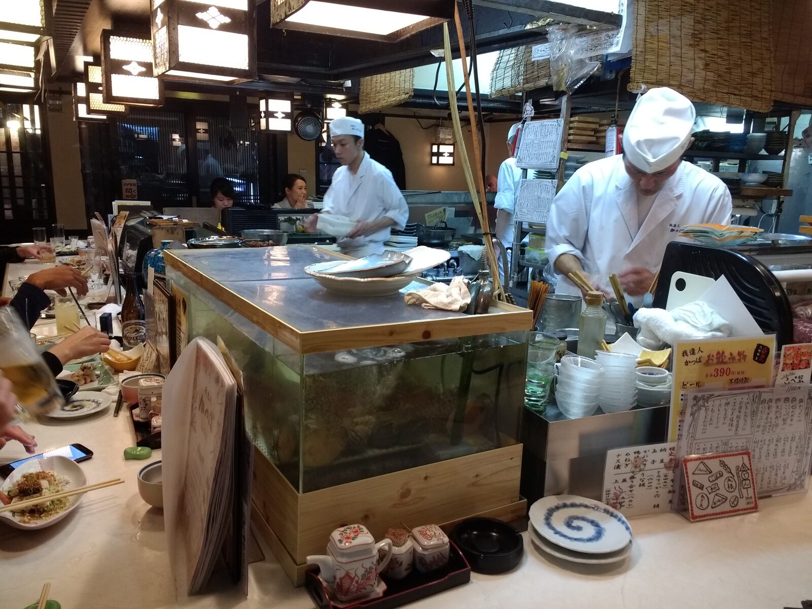 カウンター越しに料理を仕込む店主