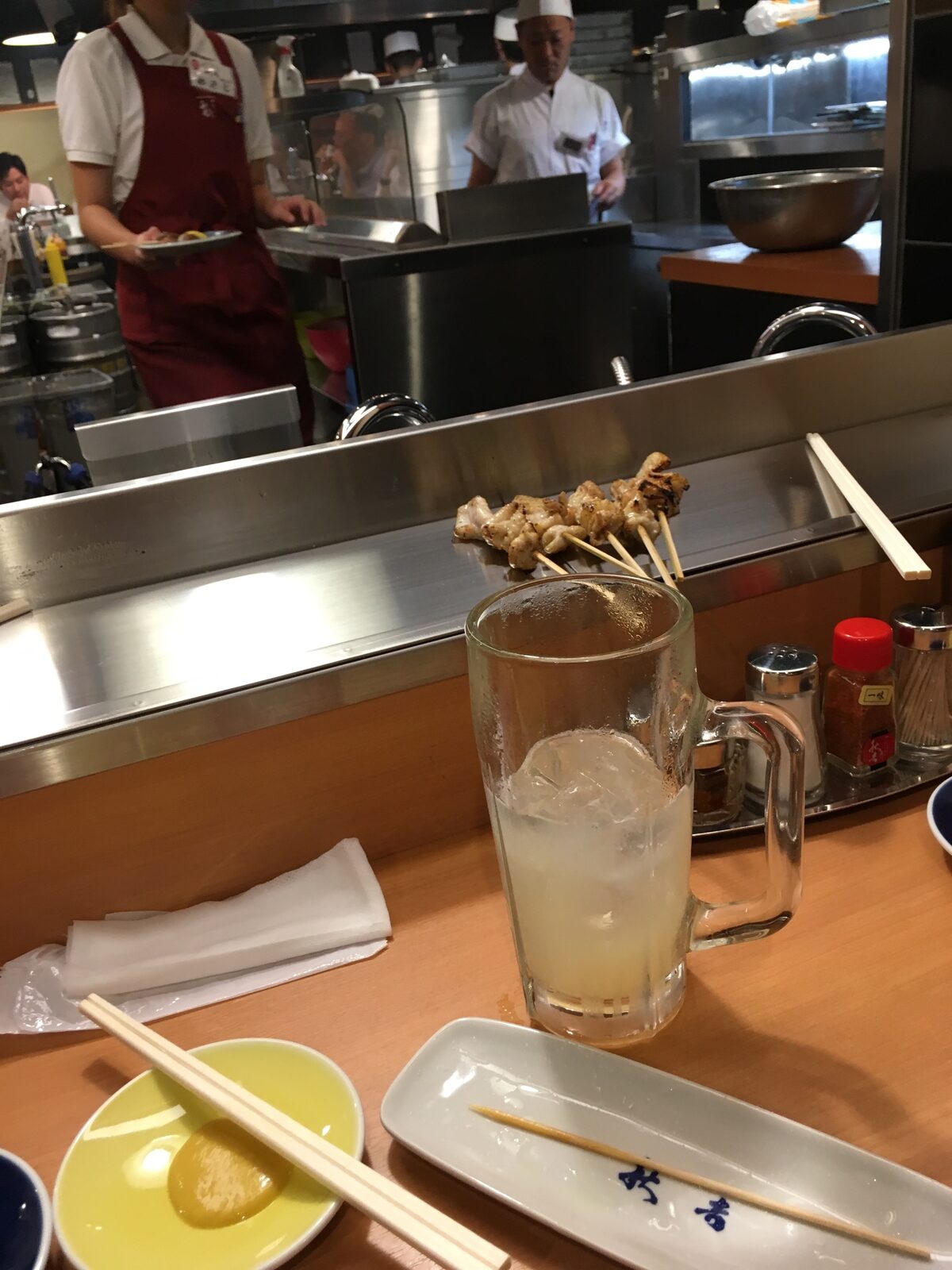 焼き台とビールが並ぶカウンター席